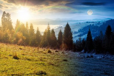 Sonbahar ekinoksu sırasında dağların kırsal kesiminde. Gündüz ve gece zaman kavramını değiştirir. Alacakaranlıkta güneşli ve aylı harika dağlık arazi yamaçtan gözlendi. Ladin Ormanı yakınlarındaki yuvarlanan tepelerdeki çayırlar