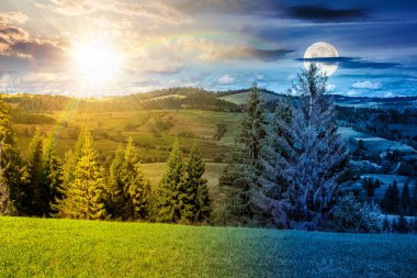 Dağlık Karpatya kırsal arazisi. Gündüz ve gece değişiyor. Manzaralı kırsal vadi. Alacakaranlıkta güneşli ve aylı otlak. Tepedeki orman. Sonbahar ekinoksunda İskoçya 'da tatil