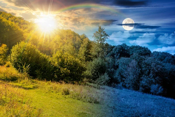 Sonbahar ekinoksu sırasında dağların kırsal kesimindeki tepede orman. Gündüz ve gece zaman kavramını değiştirir. Eylül 'de çimenli çayırların yanında yaprak döken ağaçlar, alacakaranlıkta güneş ve ay var.