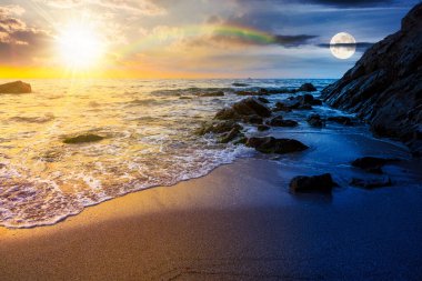 Yaz gündönümünde alacakaranlıkta deniz manzarası. Güneşli ve aylı bir gökyüzünün altındaki deniz manzarası. Gündüz ve gece zaman kavramını değiştirir. Doğadaki saflık. Yaz ortası pagan tatilini denizde kutluyoruz.