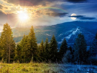 Dağlardaki çimenli çayırlarda yemyeşil orman. Gündüz ve gece zaman kavramını değiştirir. Uzak vadisi olan güzel bir manzara. Alacakaranlıkta güneş ve ayın muhteşem manzarası