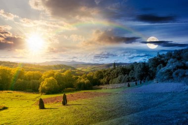 Sonbahar ekinoksunda kırsal alan. Gündüz ve gece zaman kavramını değiştirir. Vadideki köy ve orman tepelerindeki kırsal alanlar. Yüksek tepeli dağ sırtı Gökyüzü altında güneş ve ay ile