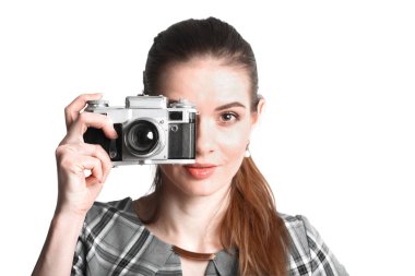 Beyaz arka plan üzerinde izole bir retro kamerada fotoğraf çekici bir genç güzel kız portresi kapatın.