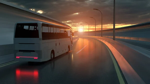 Autobus turistico bianco che guida su un'autostrada al tramonto retroilluminato da una brillante esplosione di sole arancione sotto un minaccioso cielo nuvoloso. 3d Rendering — Foto Stock