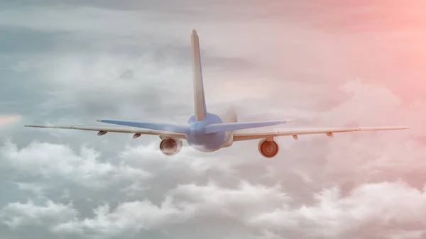 Renderização 3D de um avião comercial em voo sobre as nuvens — Fotografia de Stock