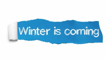 Metin Kış Mavi yırtık kağıt kıvrılmış parçası altında yazılı geliyor