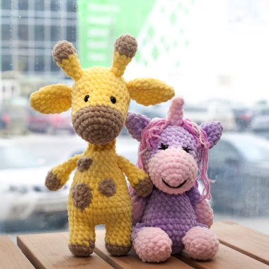 Tığ işi amigurumi sarı zürafa ve tek boynuzlu at. Örme el yapımı oyuncak