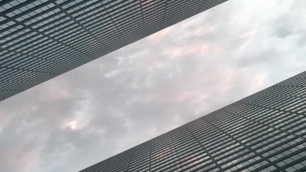 Avión vuela sobre rascacielos de oficinas contra un hermoso cielo — Vídeos de Stock