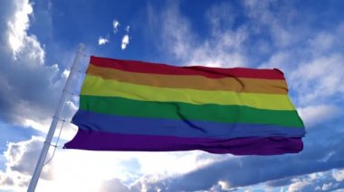 Mavi gökyüzüne karşı rüzgarda dalgalanan gökkuşağı bayrağı. Homoseksüellik kavramı, insan hakları ve kabullenme özgürlüğü. LGBT işareti