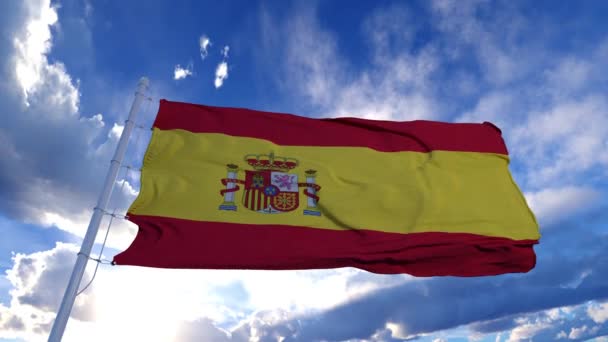 Bandeira realista da Espanha acenando ao vento devagar com o céu azul — Vídeo de Stock