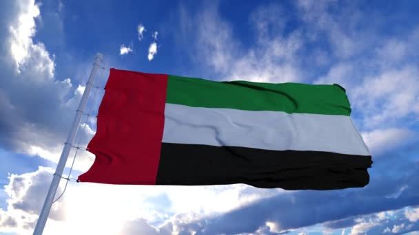 Bandera realista de los Emiratos Árabes Unidos ondeando al viento lentamente con el cielo azul — Vídeo de stock