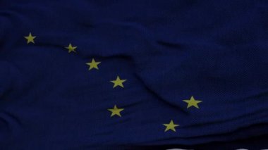 Alaska bayrağı rüzgarda dalgalanıyor güzel bulutlara karşı
