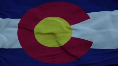 Colorado bayrağı rüzgarda dalgalanıyor güzel bulutlara karşı