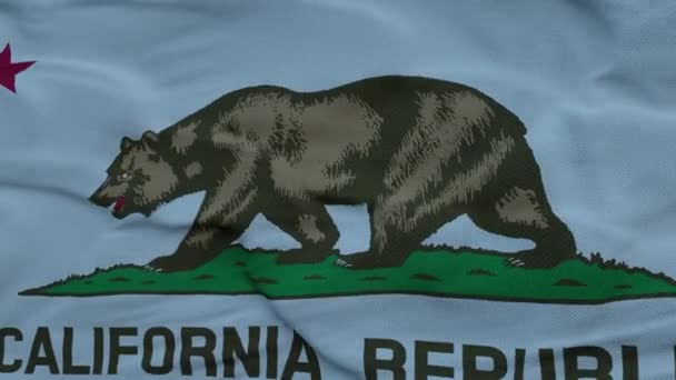 Bandera de California ondeando en el viento contra el cielo de nubes profundas y hermosas — Vídeo de stock