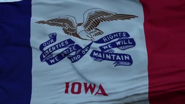 Bandera de Iowa ondeando en el viento contra el cielo de nubes profundas y hermosas — Vídeo de stock
