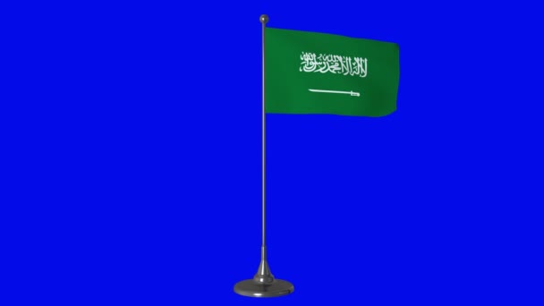 Arabia Saudita pequeña bandera ondeando en un asta de la bandera. Fondo de pantalla azul, 4K — Vídeo de stock