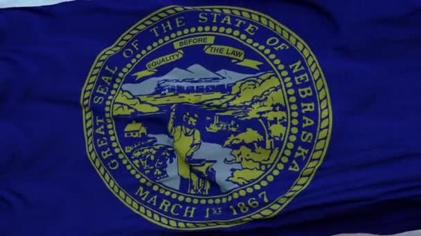 Bandeira do Nebraska acenando no vento contra o céu profundo nuvens bonitas — Vídeo de Stock