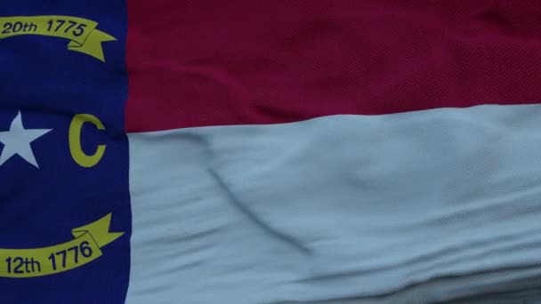 Bandeira da Carolina do Norte acenando ao vento contra o céu profundo de nuvens bonitas — Vídeo de Stock