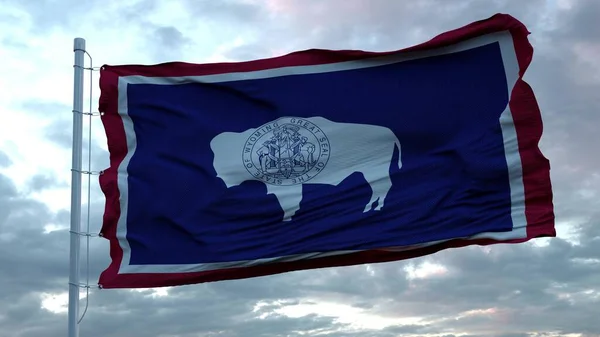 Vlajka Wyomingu vlnící se ve větru proti hluboké krásné mraky oblohy — Stock fotografie