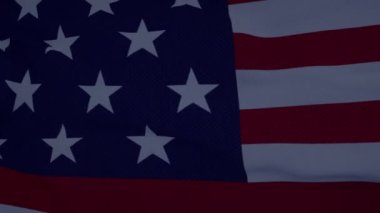 Rüzgarda dalgalanan Amerikan bayrağı. Gerçekçi bayrak geçmişi. Gökgürültüsü bulutu arkaplanı