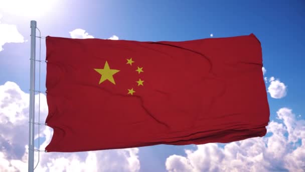 China-Flagge an einem Fahnenmast weht im Wind vor tiefblauem Himmel. Die Volksrepublik China — Stockvideo