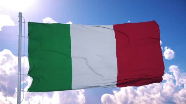 Drapeau d'Italie agitant dans le vent contre un ciel bleu profond. 4K — Video