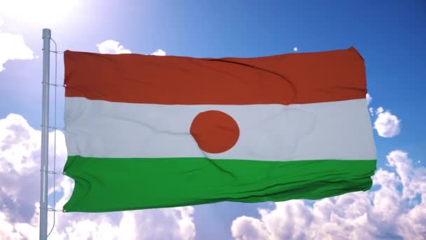 Niger zászló lengett a szélben a kék ég ellen. 4K — Stock videók