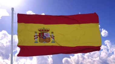 Rüzgarda dalgalanan İspanyol bayrağı. Mavi gökyüzüne karşı ulusal bayrak