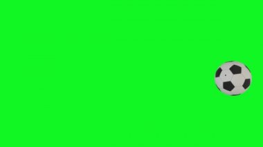 Yeşil ekran arka planında futbol topu video geçişi. Gerçekçi futbol topu kameraya doğru uçuyor.