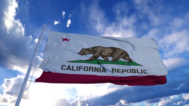 Σημαία Καλιφόρνιας σε κοντάρι σημαίας που ανεμίζει στον ουρανό. Πολιτεία της Καλιφόρνια στις Ηνωμένες Πολιτείες της Αμερικής — Αρχείο Βίντεο