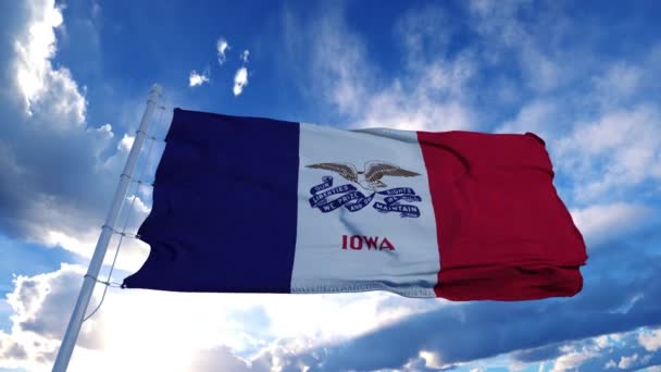 Σημαία της Αϊόβα σε κοντάρι σημαίας που ανεμίζει στον ουρανό. Πολιτεία της Αϊόβα στις Ηνωμένες Πολιτείες της Αμερικής — Αρχείο Βίντεο