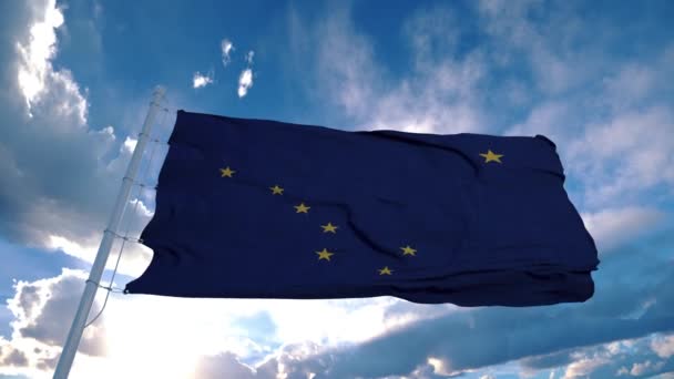 Bandeira do Alasca em um mastro de bandeira acenando no vento no céu. Estado do Alasca nos Estados Unidos da América — Vídeo de Stock