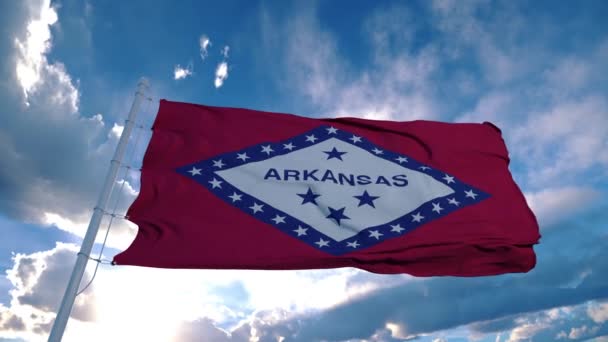 Флаг Арканзаса на флагштоке, машущем ветром в небе. Штат Арканзас в Соединенных Штатах Америки — стоковое видео