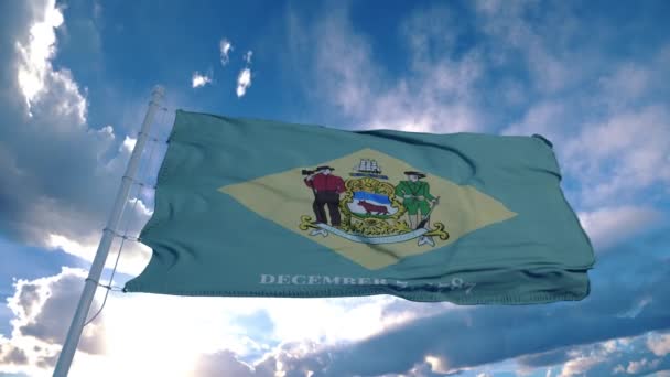 Bandera de Delaware en un asta de la bandera ondeando en el viento en el cielo. Estado de Delaware en los Estados Unidos de América — Vídeo de stock