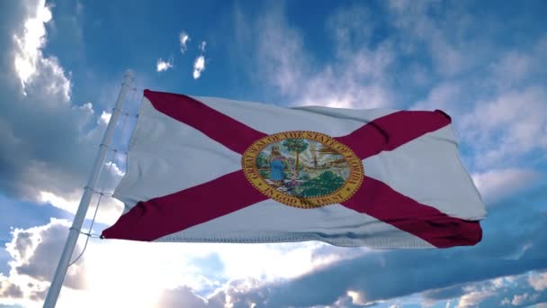 Bandeira da Flórida em um mastro de bandeira acenando no vento no céu. Estado da Flórida nos Estados Unidos da América — Vídeo de Stock