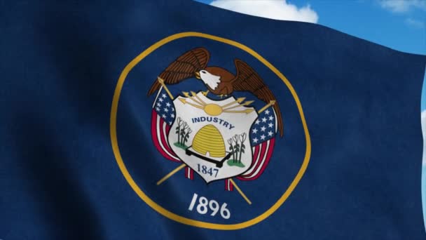 Bandera de Utah ondeando en el viento, fondo azul del cielo. 4K — Vídeo de stock