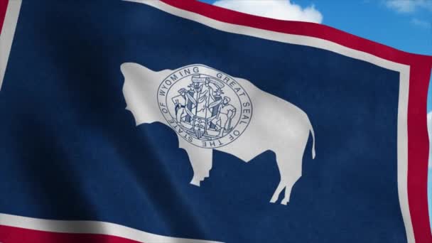 Wyoming vlag wapperend in de wind, blauwe lucht achtergrond. 4K — Stockvideo