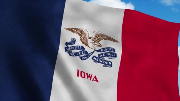 Прапор Айови, що махає вітром, синє небо. 4K — стокове відео