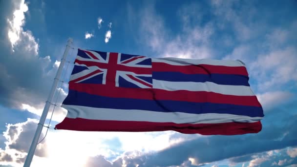 Bandeira havaiana em um mastro de bandeira acenando no vento no céu. Estado do Havaí nos Estados Unidos da América — Vídeo de Stock