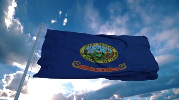 Σημαία Αϊντάχο σε κοντάρι σημαίας που κυματίζει στον άνεμο στον ουρανό. Πολιτεία του Άινταχο στις Ηνωμένες Πολιτείες της Αμερικής — Αρχείο Βίντεο