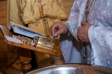 Rahip çocuk, ortodoks kilisesinde vaftiz Mesh tamamlar