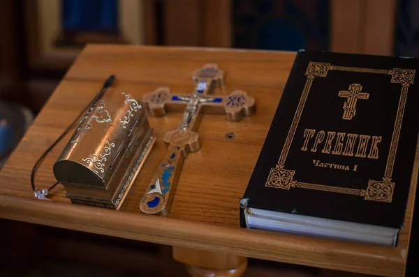 Bautismo Iglesia Fuente Biblia Velas —  Fotos de Stock