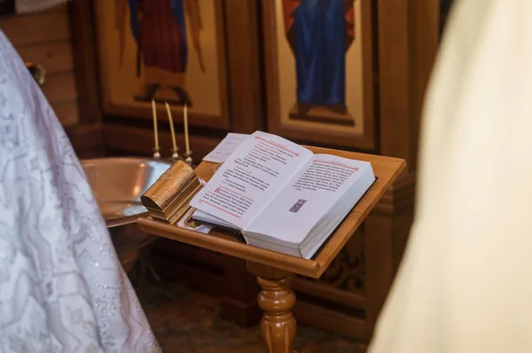 Prêtre Commet Onction Enfant Baptême Dans Église Orthodoxe — Photo