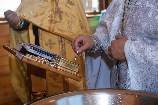 Sacerdote Compromete Ungir Niño Bautismo Iglesia Ortodoxa —  Fotos de Stock