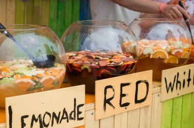 Sangria, ev yapımı limonata satılan bir piknikte