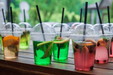 Soğuk taze limon içmek kokteyl meyve kadar yakın