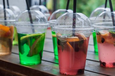 Soğuk taze limon içmek kokteyl meyve kadar yakın