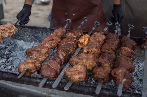 Szaszłyki Smaczne Mięso Piecze Się Węgle Grill — Zdjęcie stockowe