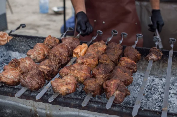 Szaszłyki Smaczne Mięso Piecze Się Węgle Grill — Zdjęcie stockowe