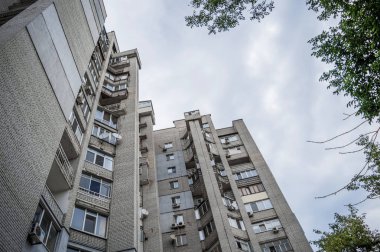 çok katlı konut gökyüzüne karşı bina cephe yalıtımı